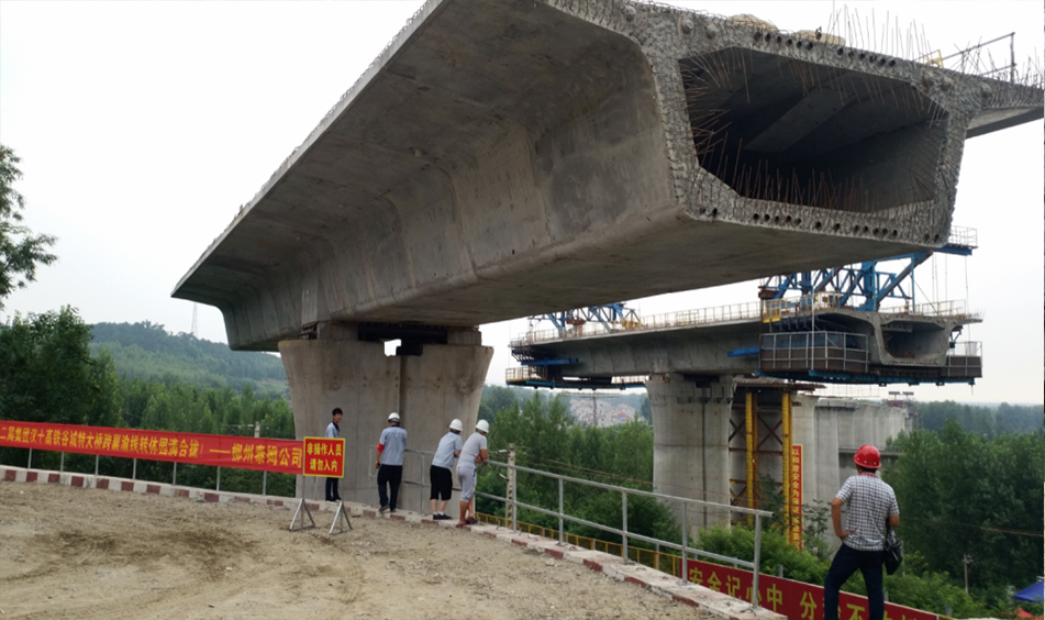 汉十铁路谷城特大桥跨襄渝铁路转体桥（中铁十二局）